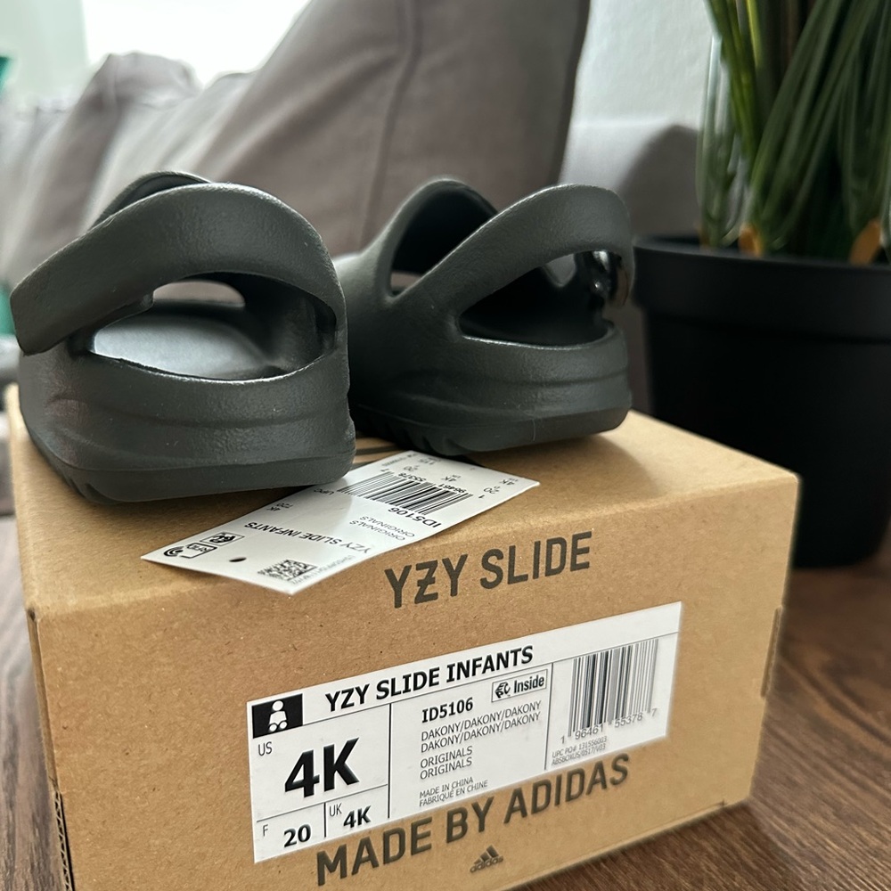 Adidas Kids Yeezy Slide Dark Gray - Picture 5 of 7